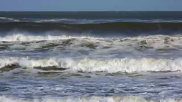 海滩上的大浪视频素材