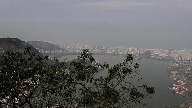 瓜纳巴拉湾和赛马会与海岸线/里约热内卢的里约热内卢，巴西视频素材