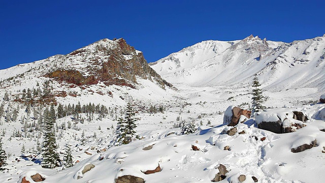 白雪覆盖的山沙士达山视频素材