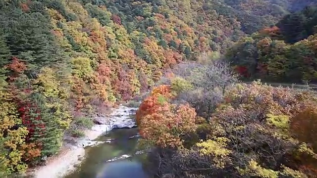 拍摄的是秋天的贡杰山山和山谷视频素材