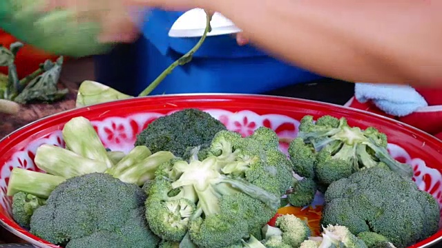 厨师准备西兰花视频素材画面1