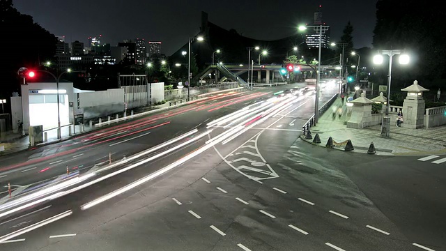 WS T/L夜间行驶在街道上的汽车/原宿，日本东京视频素材