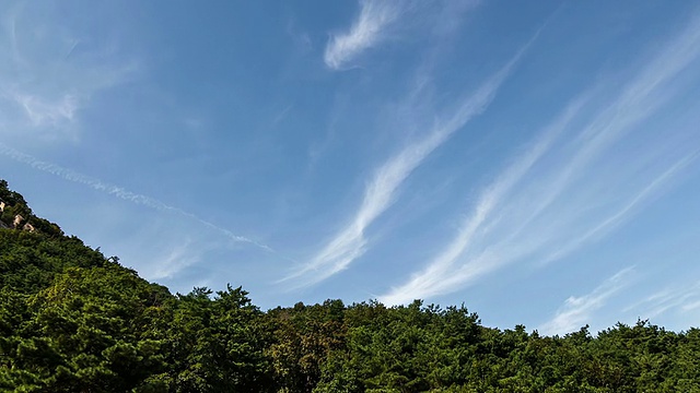 WS ZI LA T/L韩国，京畿道，南洋州Bulamsan山的蓝天云景视频素材