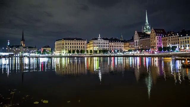 高清时间流逝:斯德哥尔摩老城在夜晚倾斜视频素材