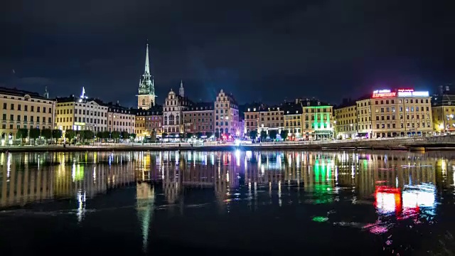 高清时间流逝:夜晚倾斜的斯德哥尔摩天际线视频素材