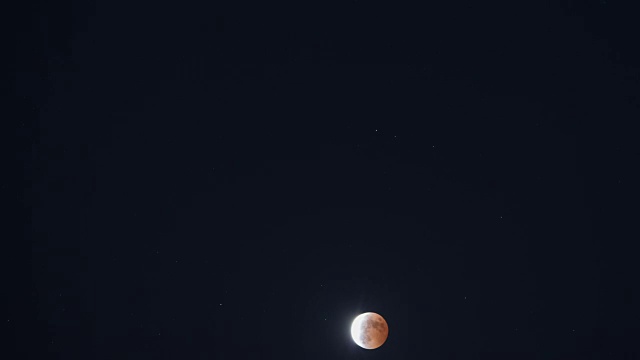 在夜空中拍摄的月全食视频素材