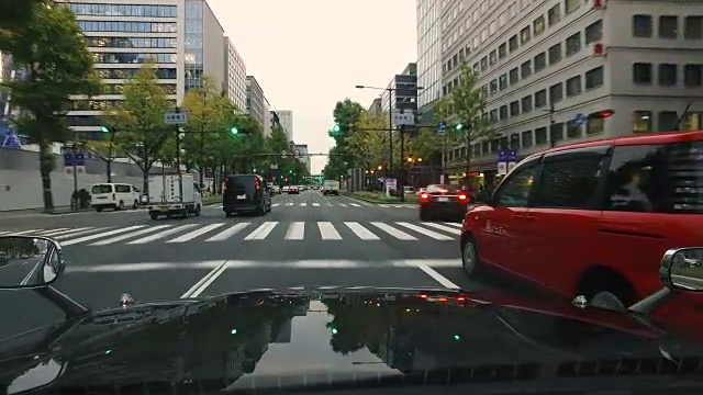 在城市道路上开车视频素材