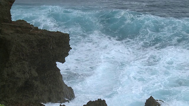 巨大的风暴海浪冲击着峭壁视频素材