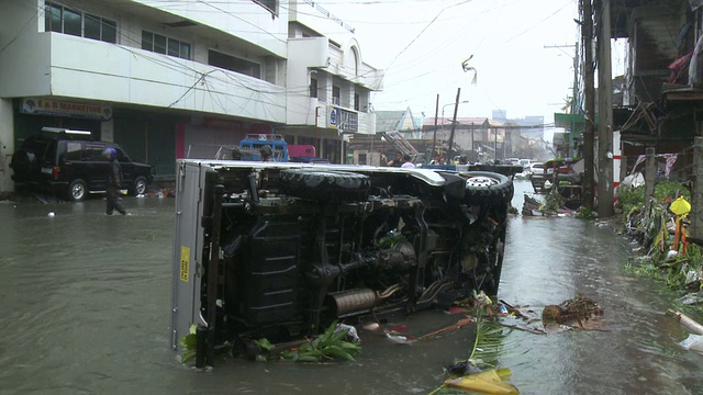 台风海燕风暴潮破坏塔克洛班市视频素材