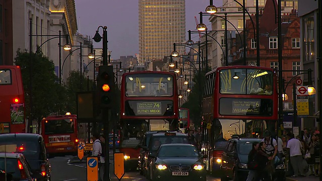 英国伦敦，黄昏时分，公交车、出租车和其他交通工具沿着牛津街行驶视频素材