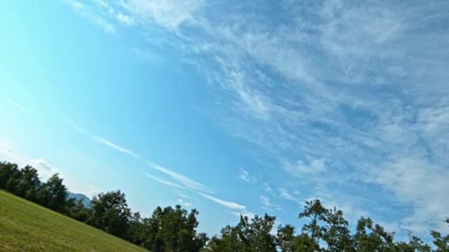 在一个阳光明媚的日子里，父亲将微笑着的女儿抛向空中视频素材画面4