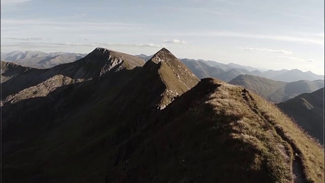 壮观的航拍Sgurr 'Mhaim山揭示恶魔山脊在苏格兰高地日落视频素材