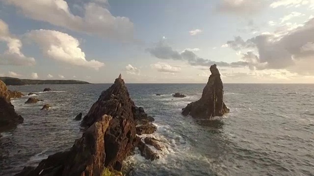 令人惊叹的航拍，在苏格兰哈里斯岛，沿着Uig的海岸线飞行与海堤视频素材