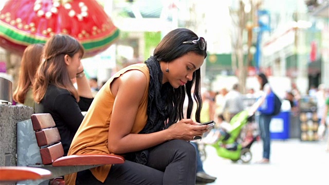 年轻女人发短信视频素材