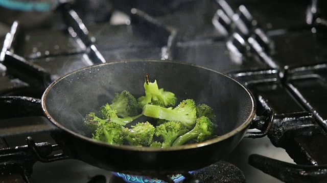 在烹饪锅中准备西兰花视频素材画面1