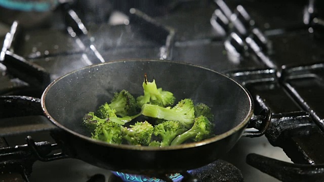 在烹饪锅中准备西兰花视频素材画面2