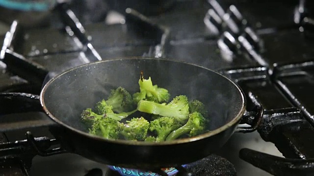 在烹饪锅中准备西兰花视频素材画面3