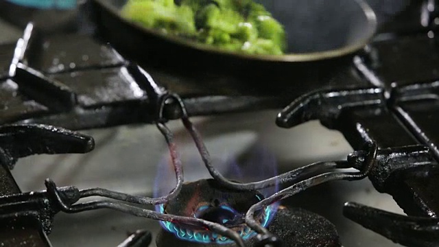 在烹饪锅中准备西兰花视频素材画面4