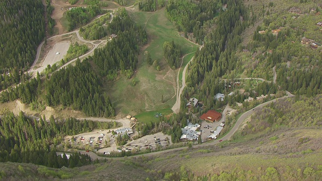 美国犹他州沃萨奇山脉的圣丹斯度假村和定音鼓山视频素材