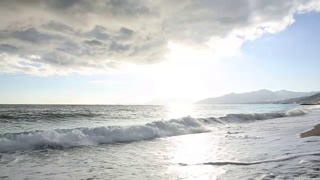 海浪从海上滚过荒芜的海滩视频素材