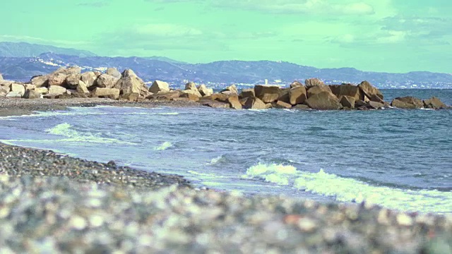 美丽的小石头和山的海滩视频素材