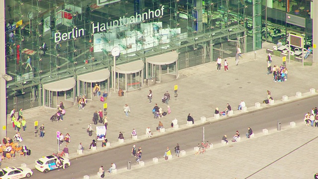 MS AERIAL拍摄于德国柏林中央火车站上空的人群视频素材画面4