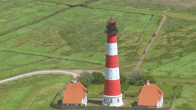 WS AERIAL DS ZI ZO摄于石勒苏益格荷尔斯泰因的Westerhever Leuchtturm / Sankt Pete Ording视频素材