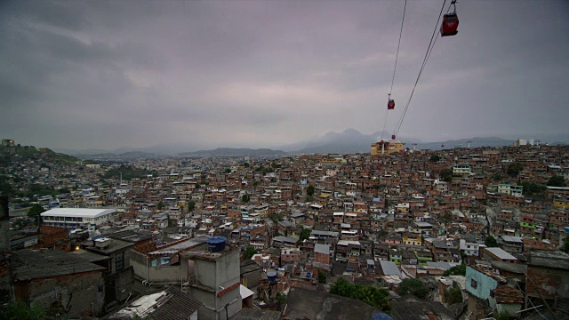 在里约热内卢de Janiero的Complexo do Alemão favelas上空，夜幕降临和缆车运行的时间流逝视频素材