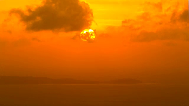 泰国普吉岛安达曼海湾的日出特写。2016年1月。视频素材