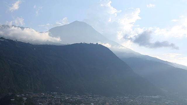 时间流逝的观点，云流过去的火山顶峰视频素材