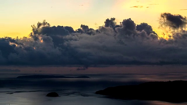 从泰国的大佛纪念碑看到的安达曼海海湾和普吉岛的沙漠岛屿上的日出时间。视频素材