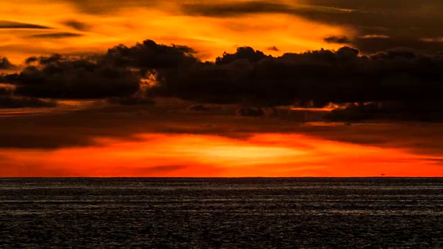 泰国普吉岛安达曼海上美丽日落的时间流逝。视频素材