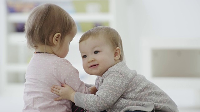 双胞胎姐妹一起在幼儿园视频素材