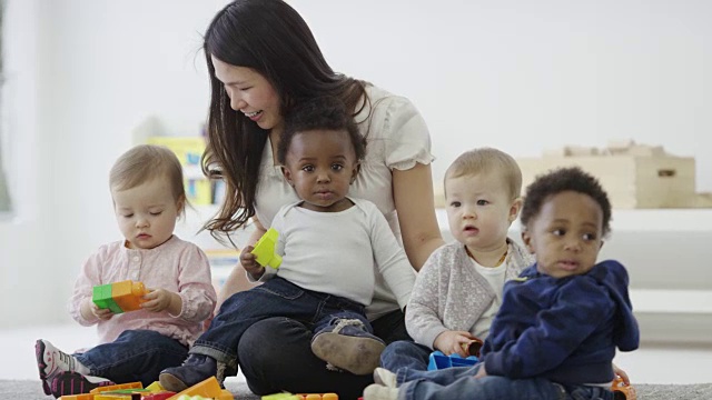 双胞胎姐妹和兄弟一起在幼儿园视频素材