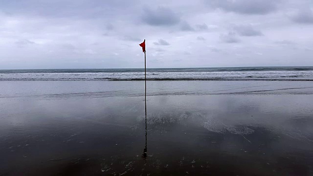 厄瓜多尔海岸上的红旗视频素材画面1