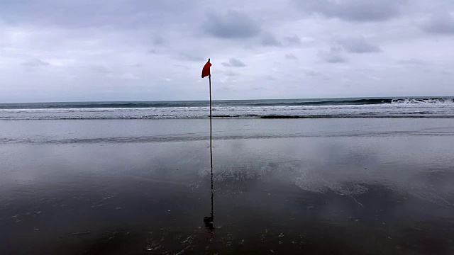 厄瓜多尔海岸上的红旗视频素材画面2