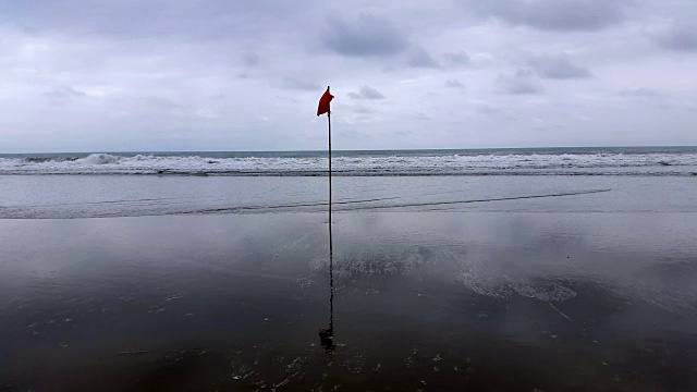 厄瓜多尔海岸上的红旗视频素材画面3