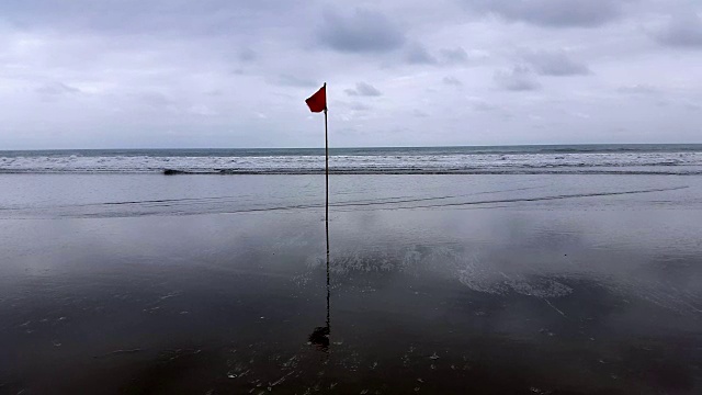 厄瓜多尔海岸上的红旗视频素材画面4