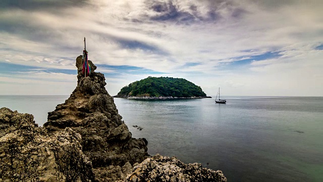 位于泰国普吉岛的海湾中有重岩角的岛屿视频素材