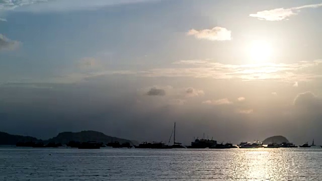 泰国普吉岛安达曼海海湾上的黎明时光视频素材