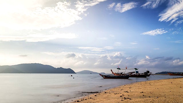 在泰国普吉岛的安达曼海海湾上，湛蓝的天空视频素材