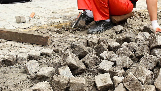 道路上的工人正在浇筑混凝土立方体视频素材画面3