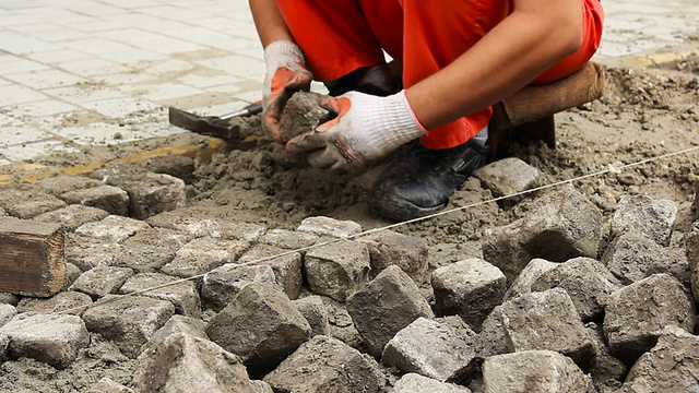 道路上的工人正在浇筑混凝土立方体视频素材画面1