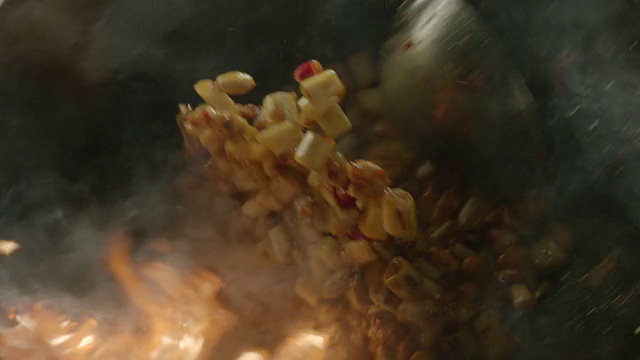 燃烧的炒菜视频素材画面1