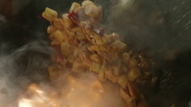 燃烧的炒菜视频素材画面3