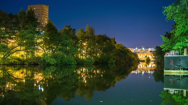 高清时间流逝:夜晚的城市运河视频素材