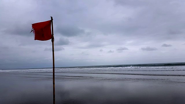 厄瓜多尔海岸上的红旗视频素材画面1