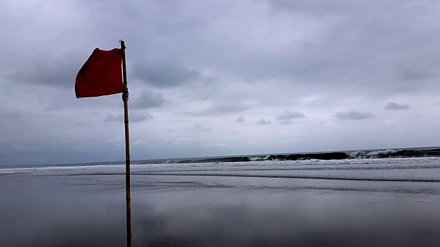 厄瓜多尔海岸上的红旗视频素材画面2