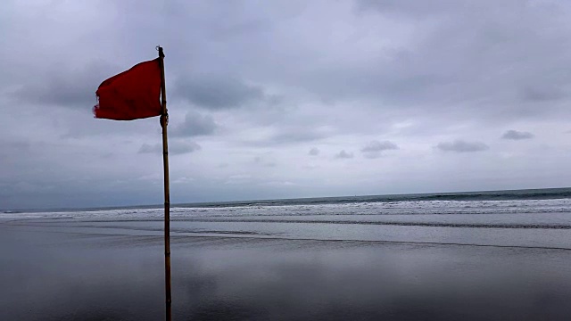 厄瓜多尔海岸上的红旗视频素材画面3
