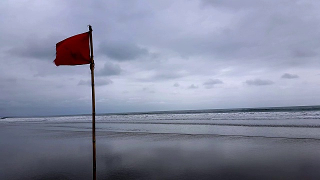 厄瓜多尔海岸上的红旗视频素材画面4